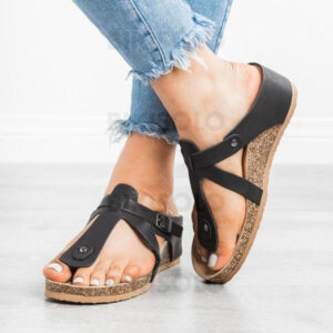 Sandales à bout ouvert avec rivet et boucle