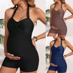 Femme enceinte portant un maillot de bain grossesse chic
