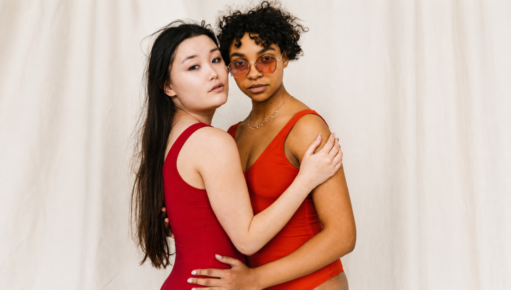 Deux-femmes-portant-des-maillots-de-bain-rouges-adaptes-a-differentes-silhouettes.