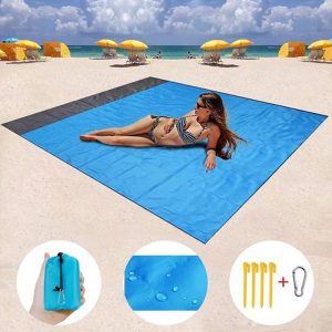 serviette de plage colorée étendue sur le sable