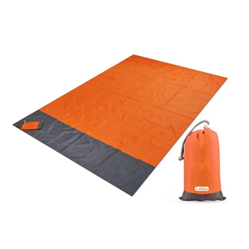 serviette de plage épaisse et absorbante à côté de parasol