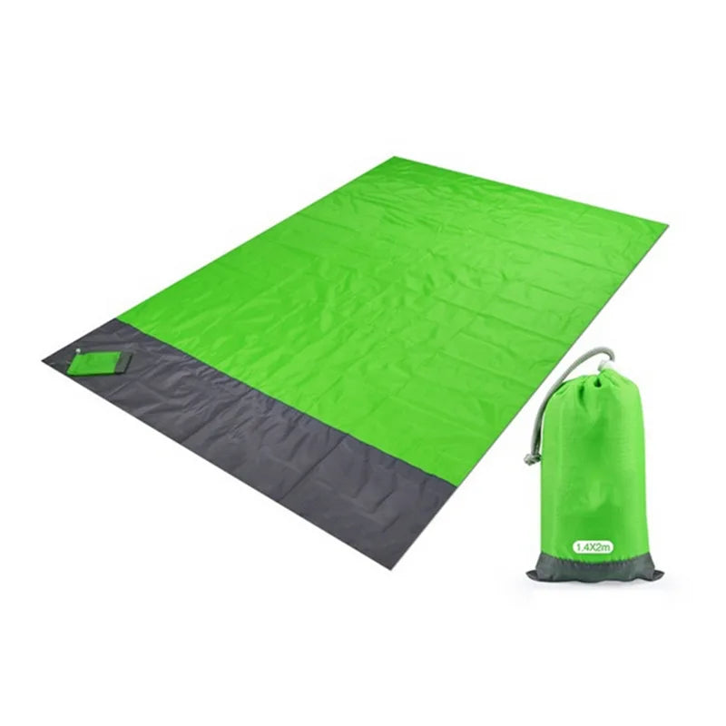 grande serviette de plage à motifs tropicaux sur chaise longue