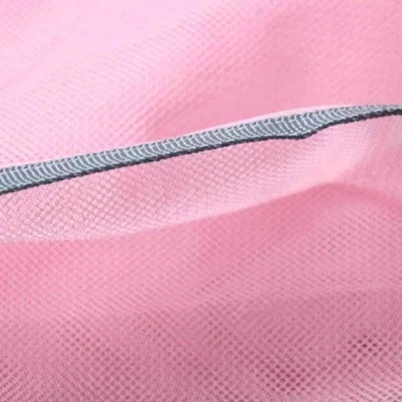 Personne allongée sur serviette de plage anti sable