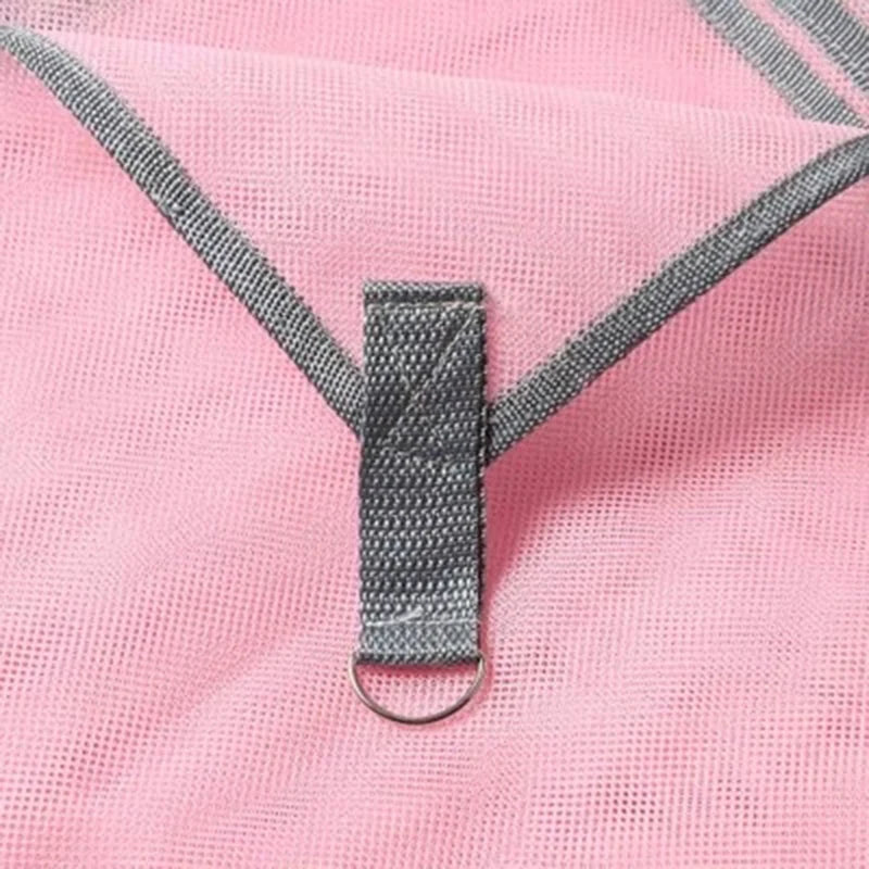 Serviette anti sable dépliée sur le sable