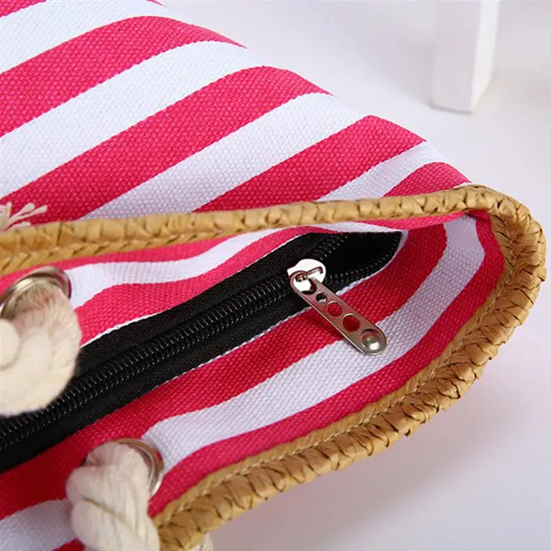 Femme portant le sac de plage Kyra à la plage