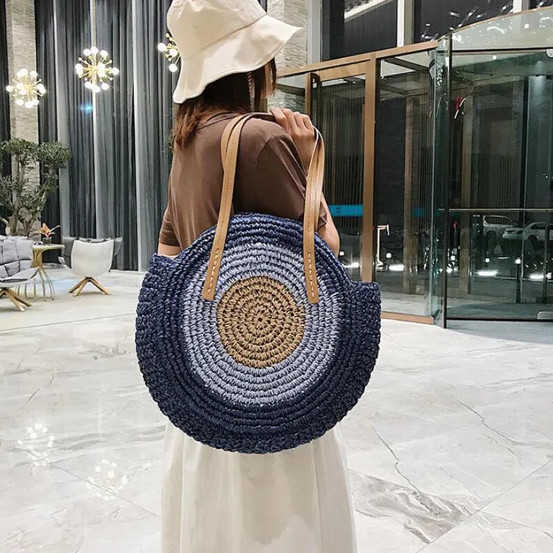 Sac tendance Volterra porté à l'épaule en bord de mer