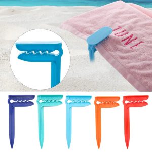 Pince à serviette de plage en plastique coloré sur sable