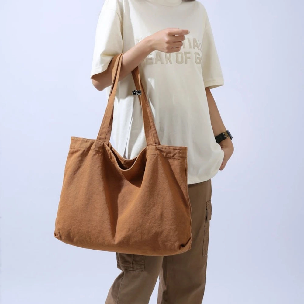 Sac cabas Rafe porté à l'épaule d'une femme
