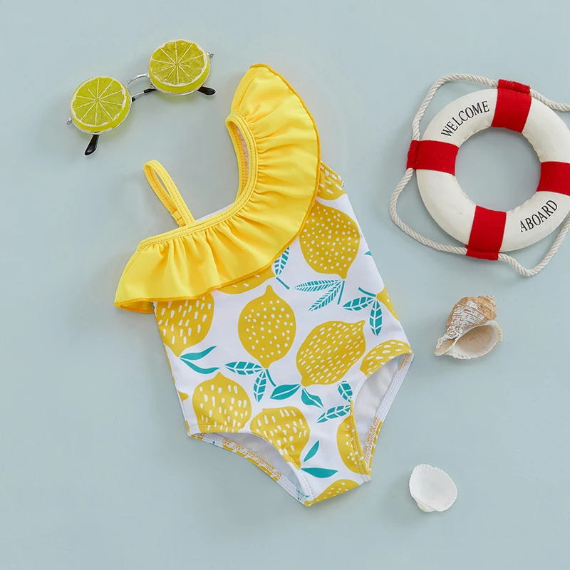 Zoom sur maillot de bain citron pour fille