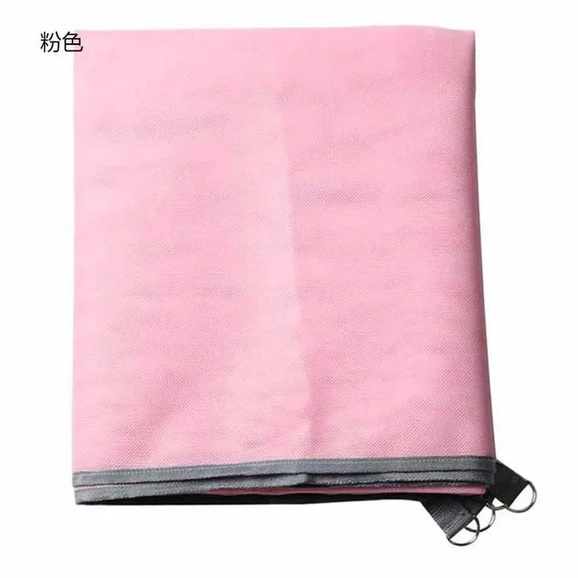 Enfant jouant sur serviette de plage anti sable