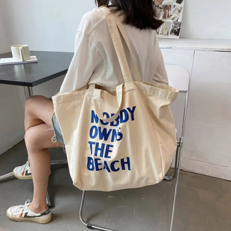 Sac en toile Summer posé sur le sable