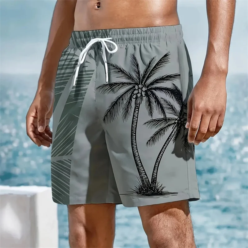 Homme portant le short de bain Pacific Wave sur la plage