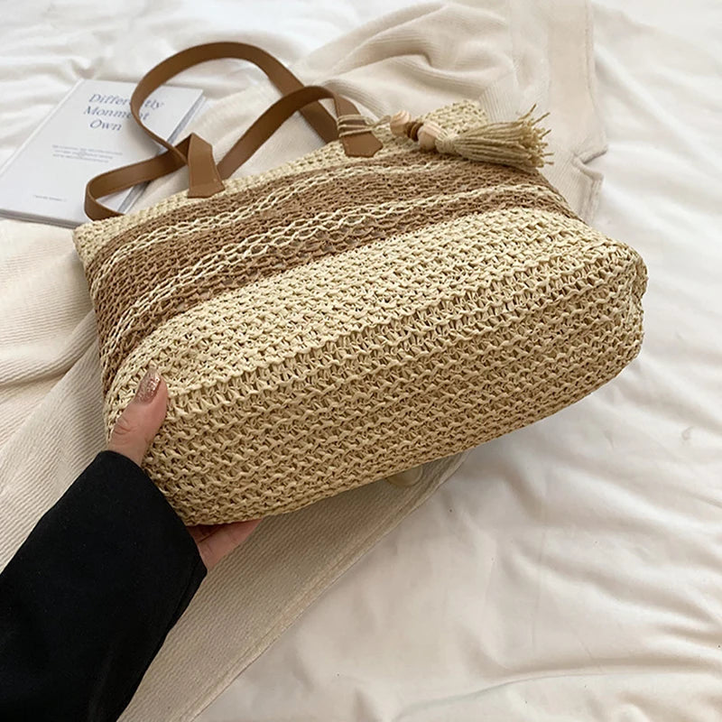 Style estival avec le sac de plage en paille Hemia