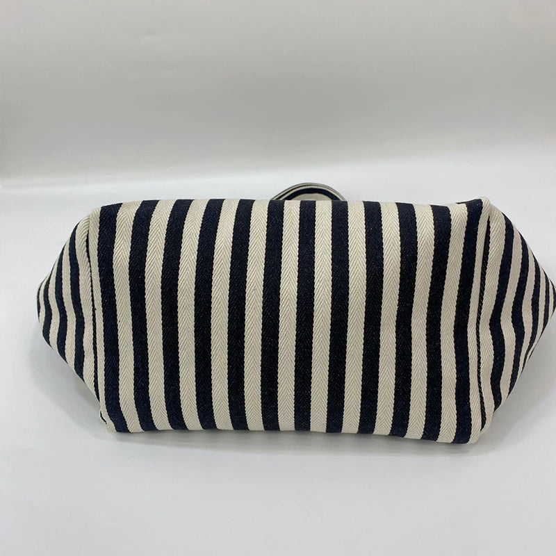 Design élégant du sac de plage familiale Ronda sur une chaise longue