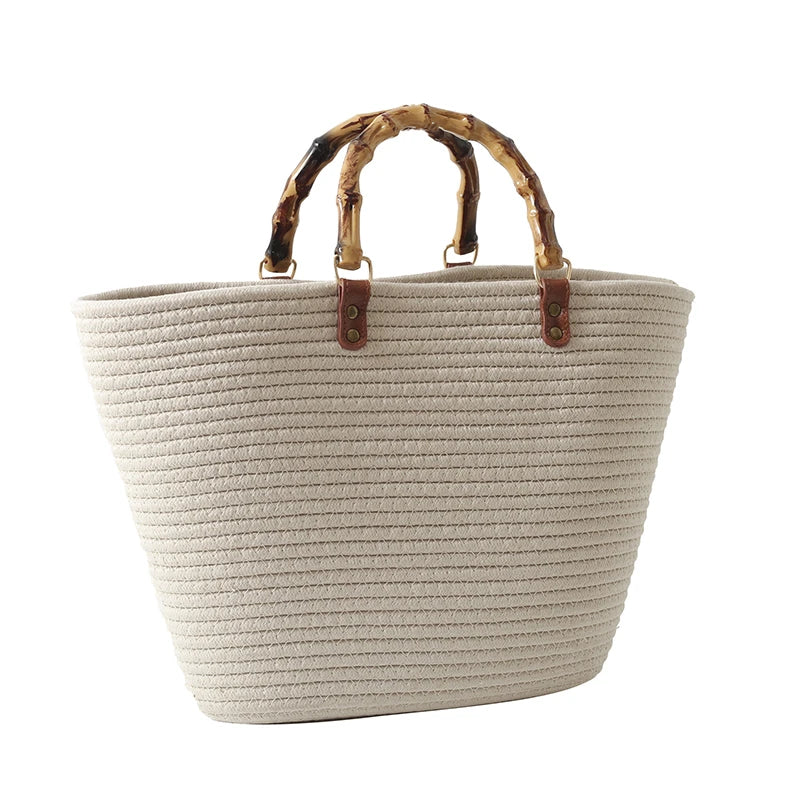 Panier en osier tendance pour la plage