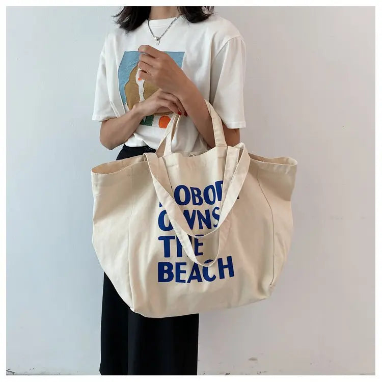 Étiquette de marque sur le sac de plage Summer