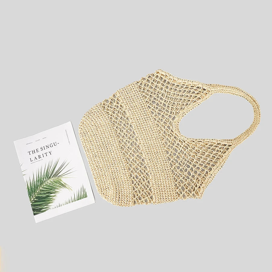 Sac Malina en filet accroché à une chaise de plage