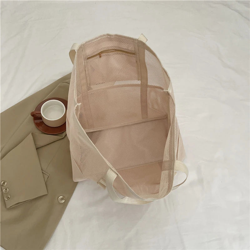 Elégant sac de plage en maille dans une main
