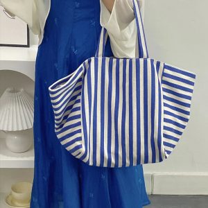 Gros plan du sac de plage Ronda avec accessoires d'été
