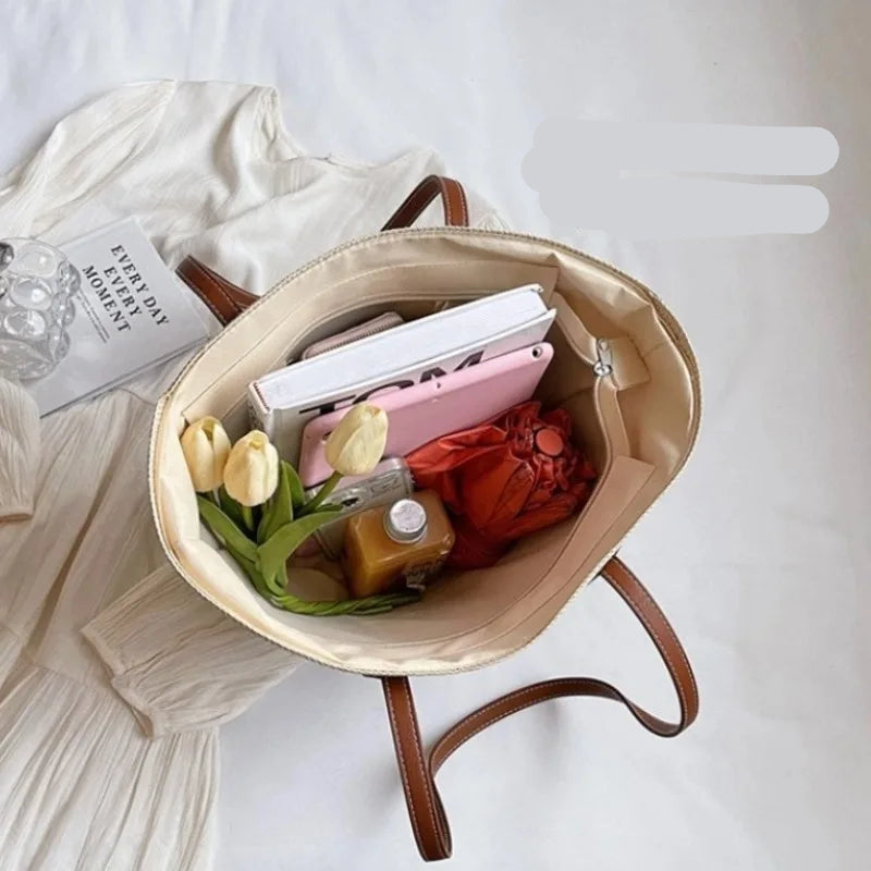 Grand panier d'été en paille pour la plage