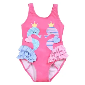 Enfant jouant en bord de mer avec maillot de bain coloré
