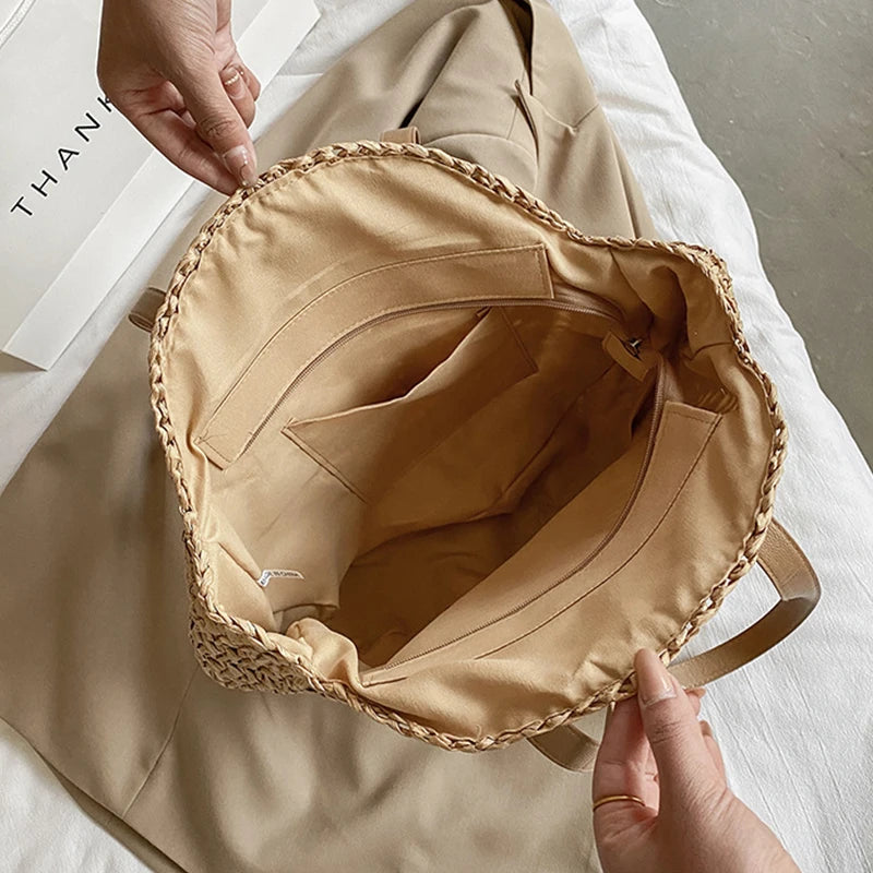 Sac de paille Astraea accompagné d'accessoires d'été