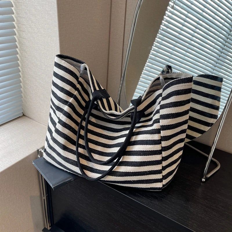 Sac de plage rayé blanc et bleu spacieux