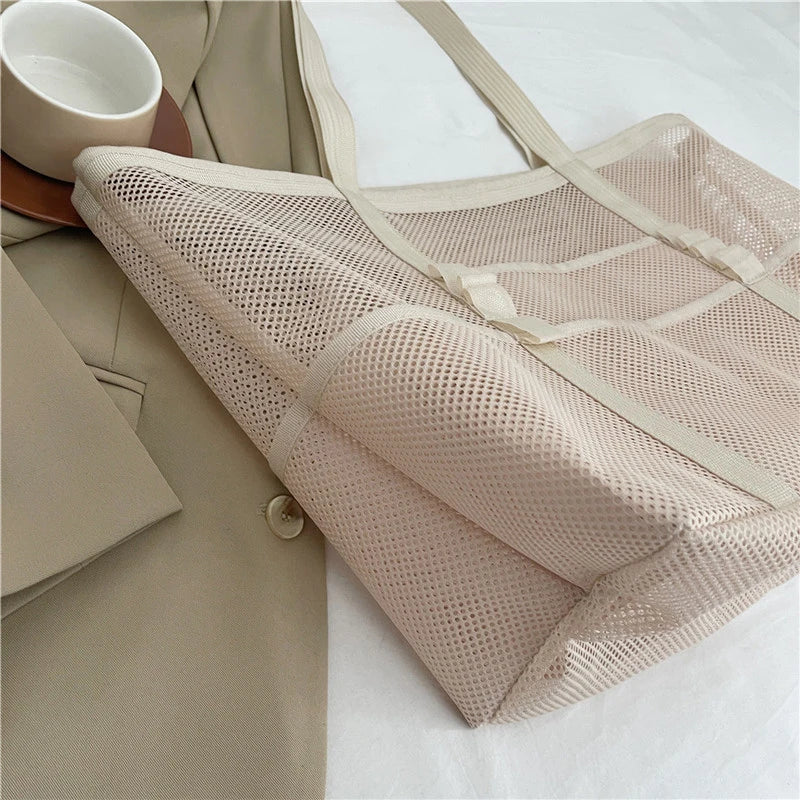 Panier en maille légère sur une chaise longue