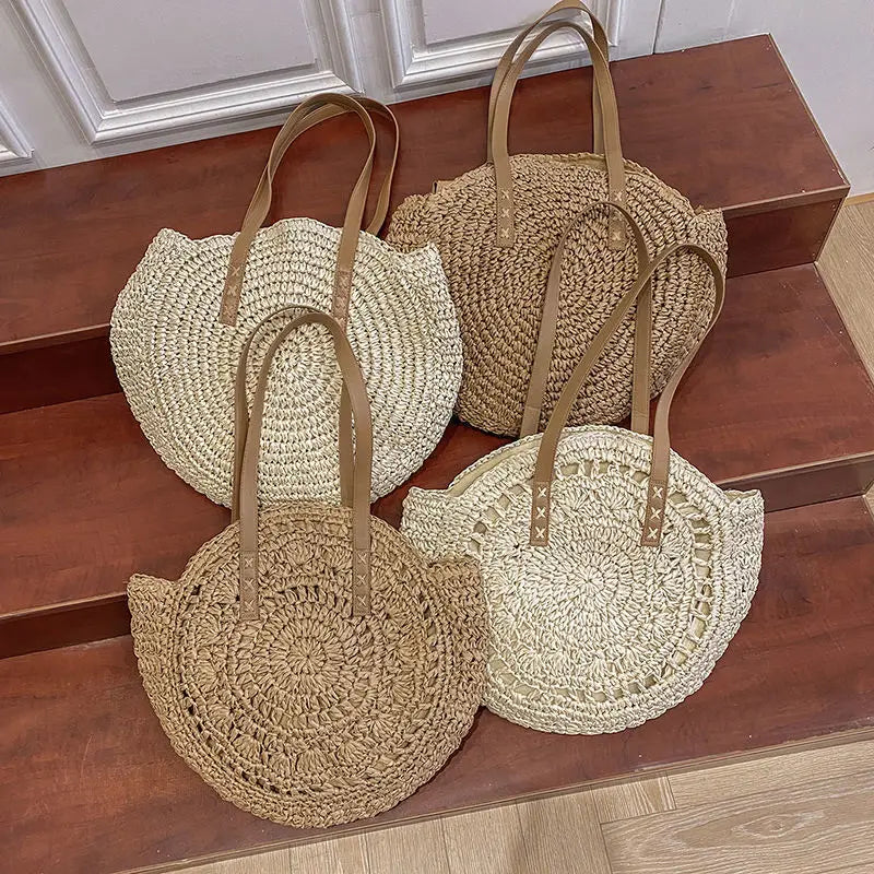 Gros plan sur le tissage en paille du sac Astraea