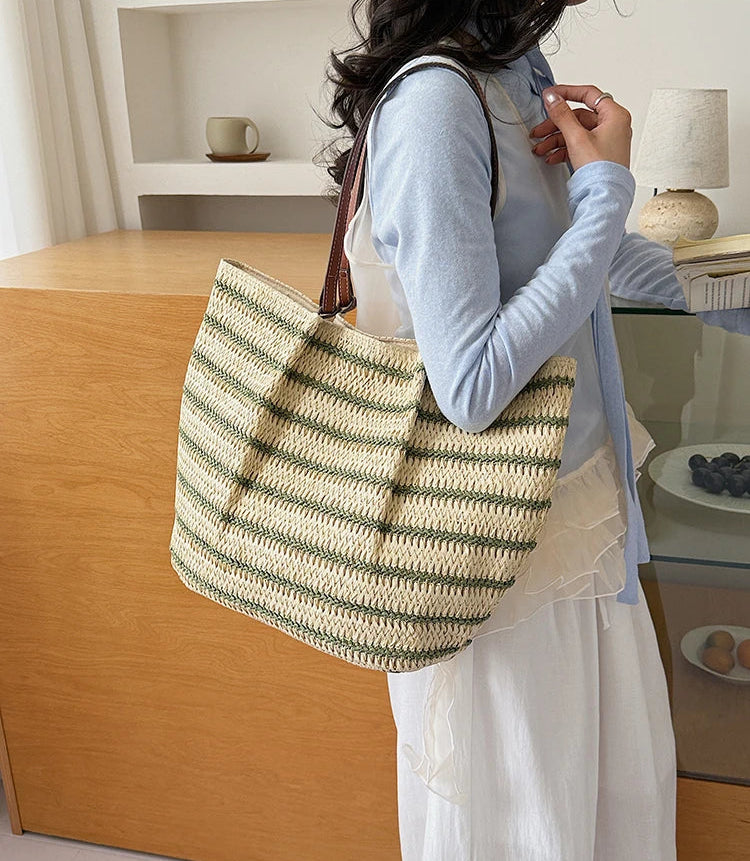 Gros plan sur le sac cabas plage Nerina beige