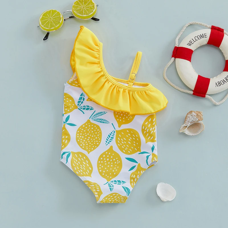 Enfant portant maillot de bain citron