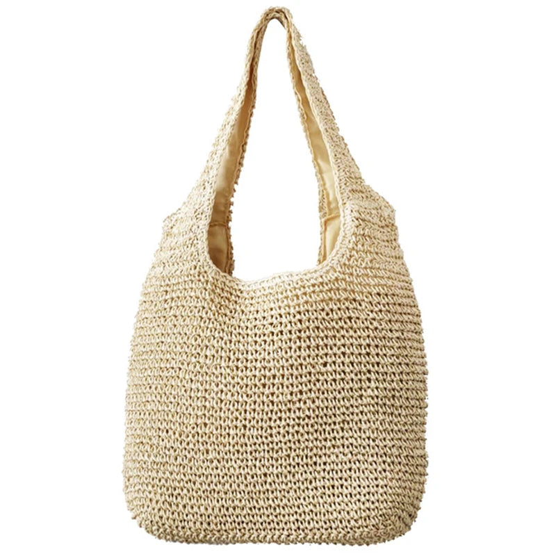 Femme portant le sac de plage Atria à l'épaule