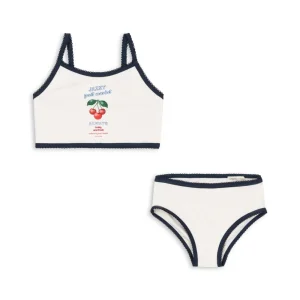 Enfant nageant piscine maillot de bain rose