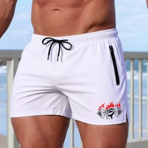 Homme portant un short de bain Ocean Fit à la piscine