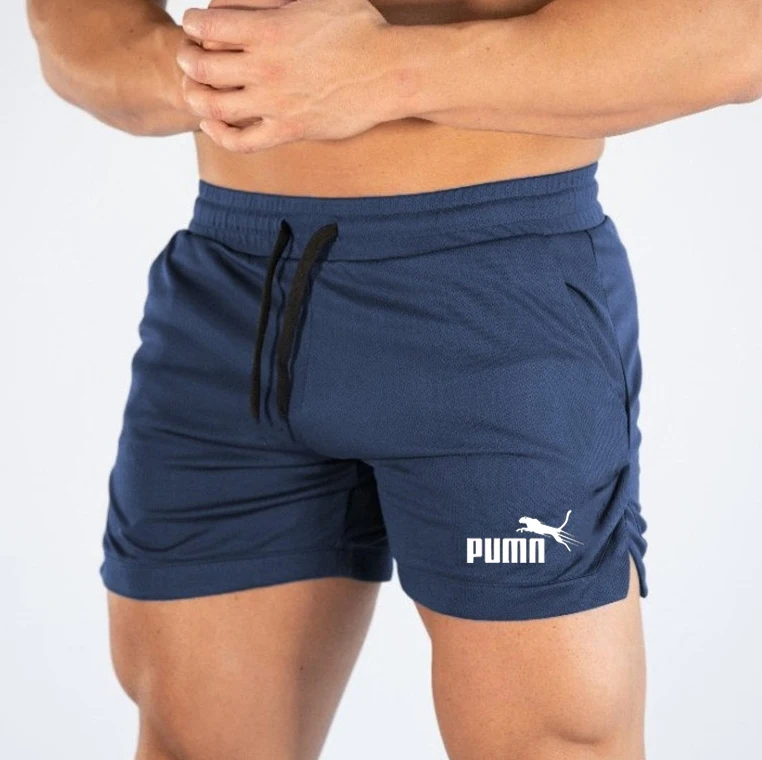 Short de bain homme couleur bleu marine en bord de mer
