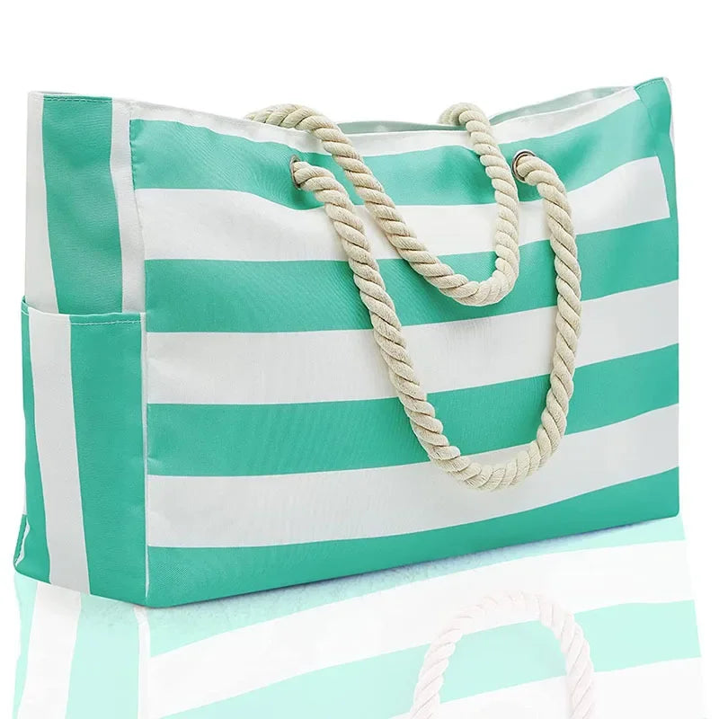 Grand sac de plage Vita coloré posé sur le sable
