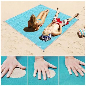 Grande serviette de plage pour deux personnes sur le sable