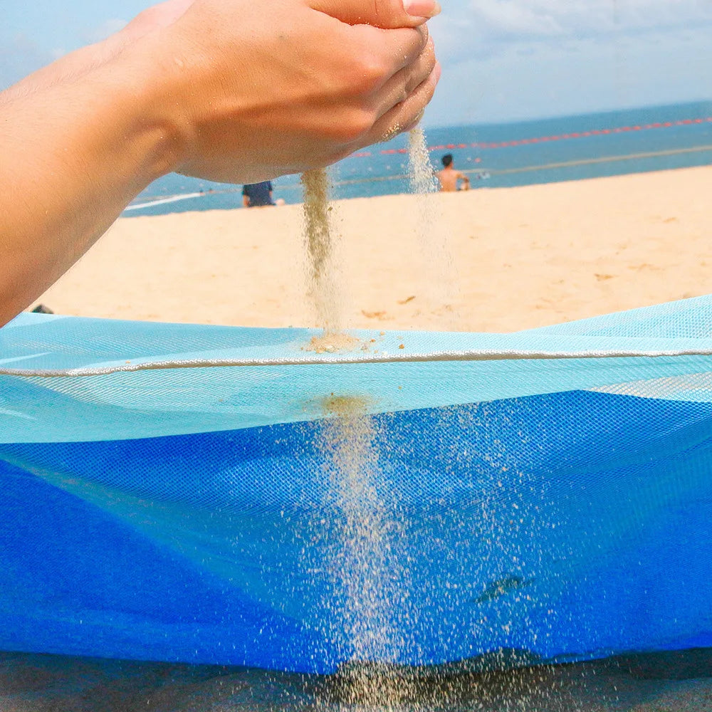 Serviette de plage double colorée étalée près de l'océan