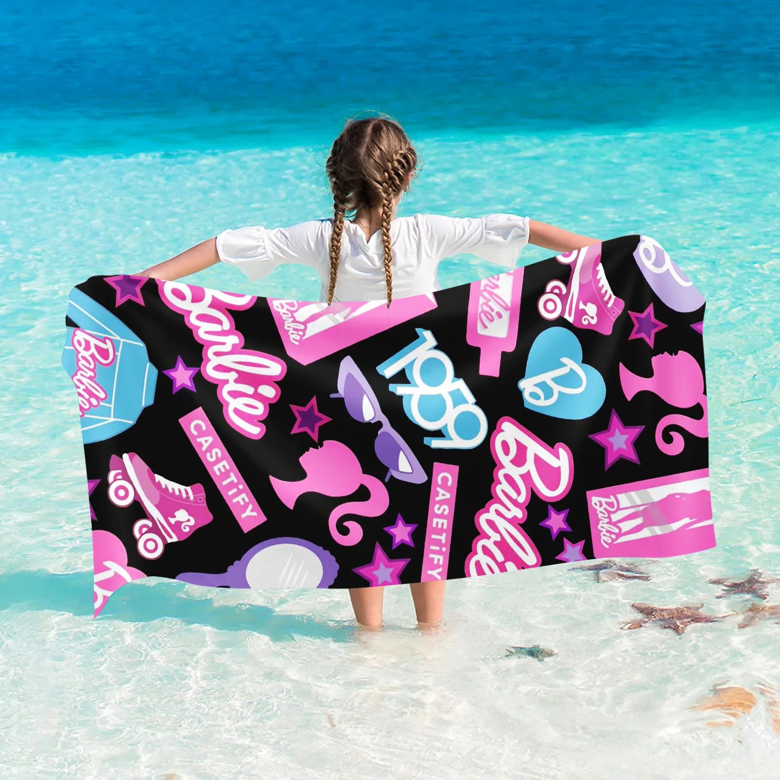 Détail du motif Barbie sur serviette de plage