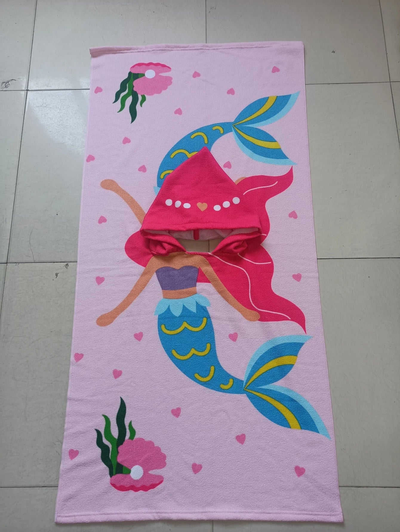 Design floral vibrant pour serviette de plage fille