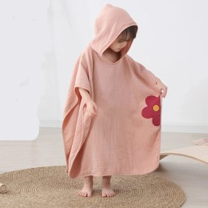 Détail serviette de plage pour bébé fille en coton