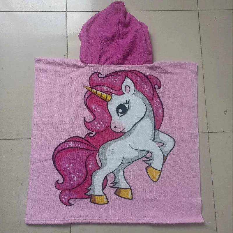 Enfant jouant sur serviette de plage colorée