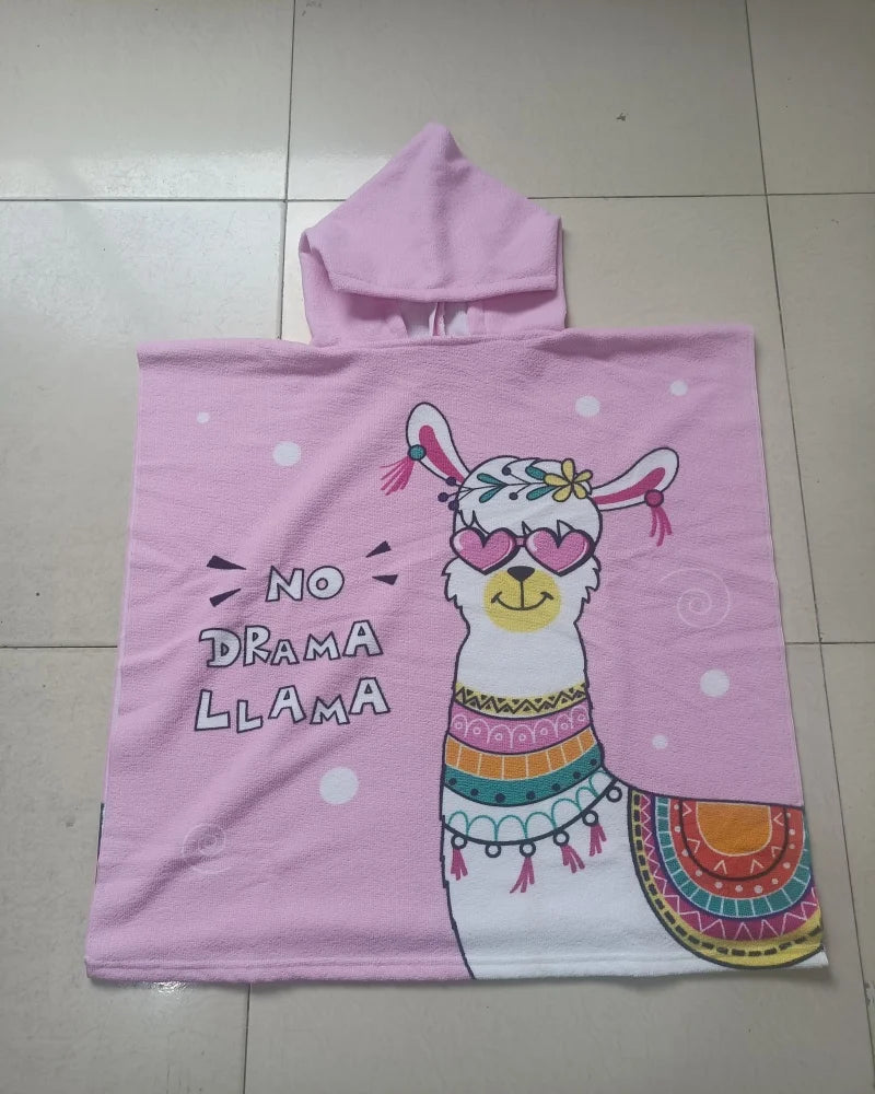Fille allongée sur serviette de plage ensoleillée