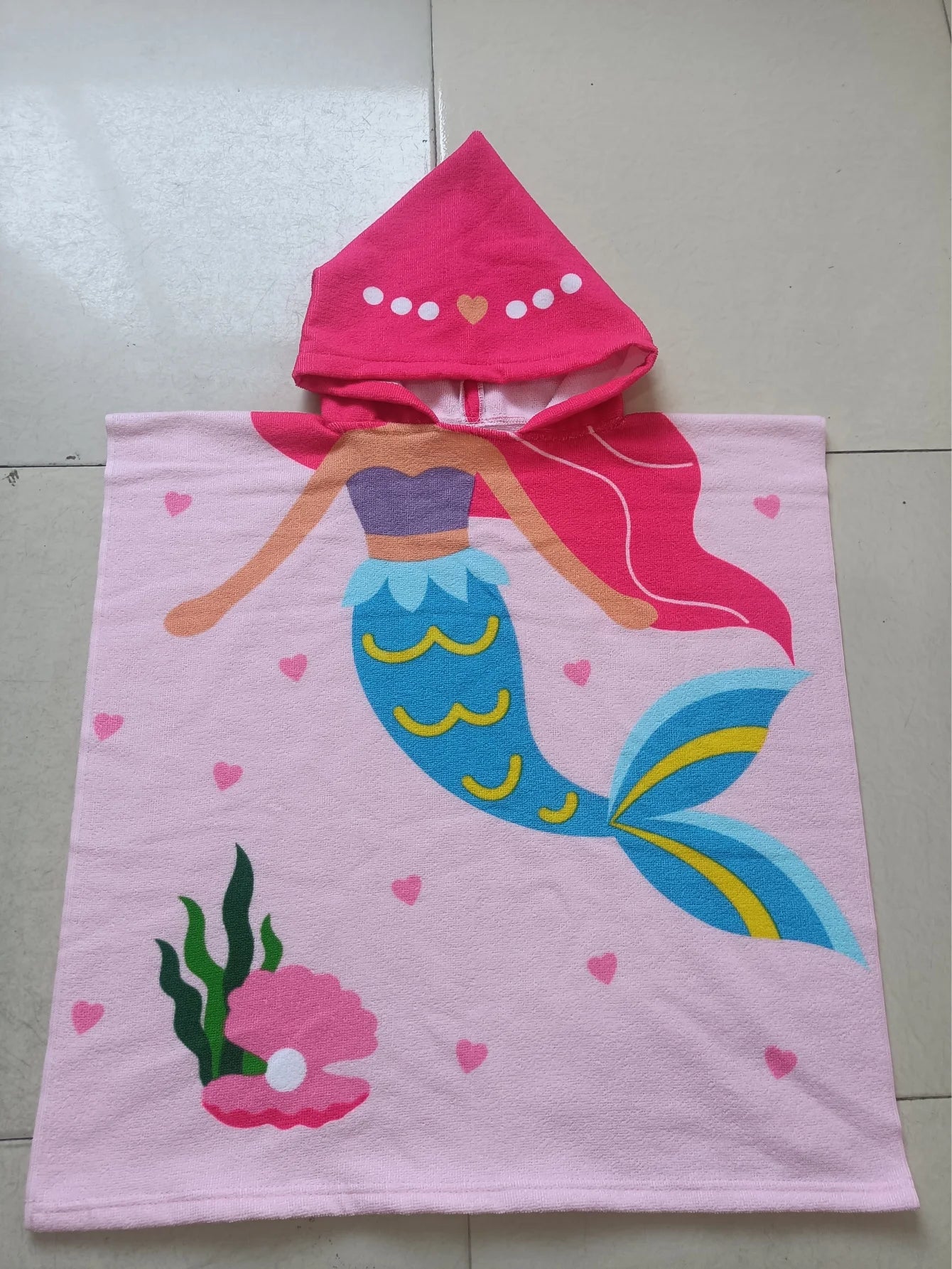 Motif sirène sur serviette de plage fille