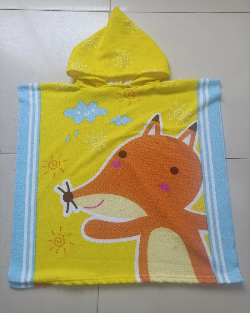 Fille souriante sur serviette de plage colorée