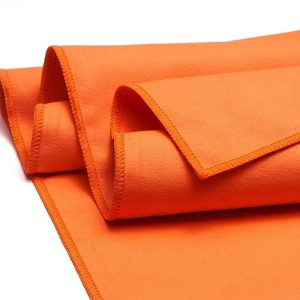 Serviette de plage microfibre XXL bleue sur sable