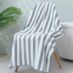 Serviette de plage rayée colorée
