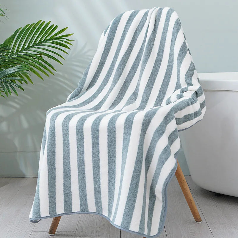 Serviette de plage rayée colorée
