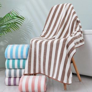 Serviette de bain rayée pour la plage