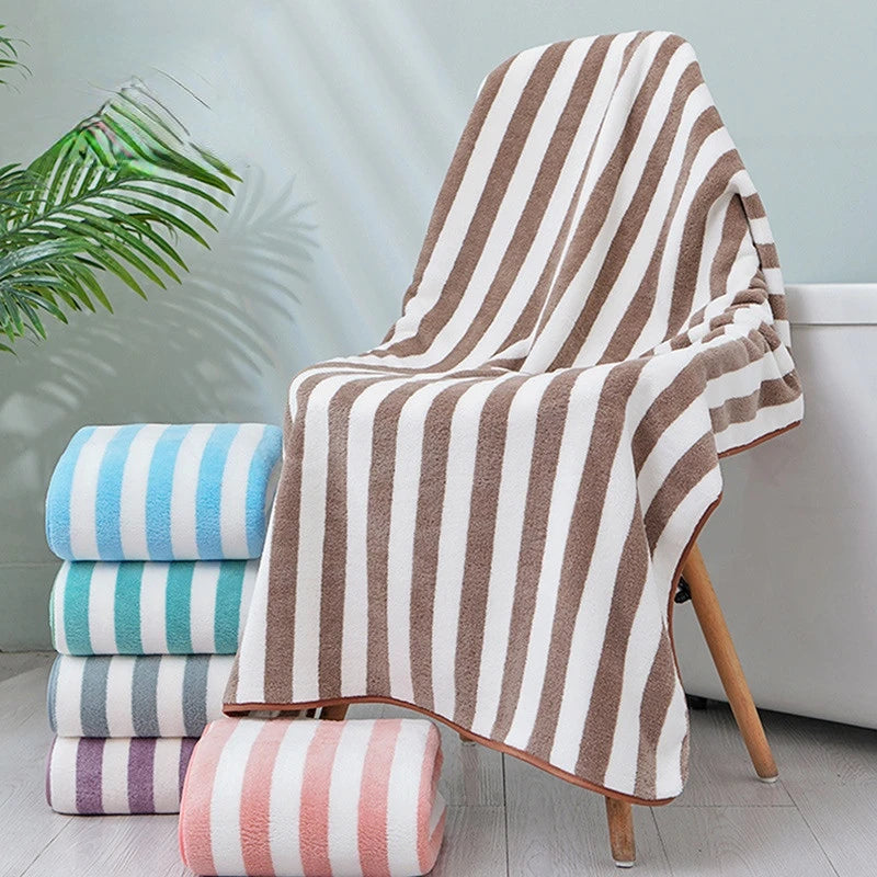 Serviette de bain rayée pour la plage